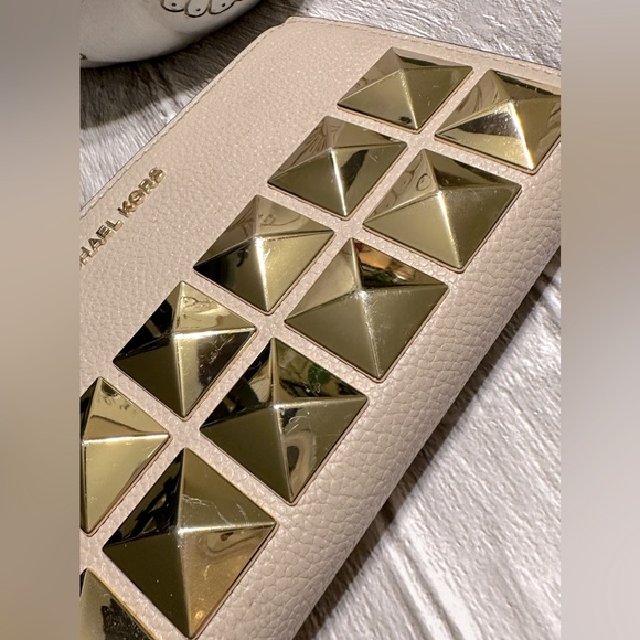 RARE✨ Michael KORS Pyramid Studded Wristlet - Picture 5 of 14